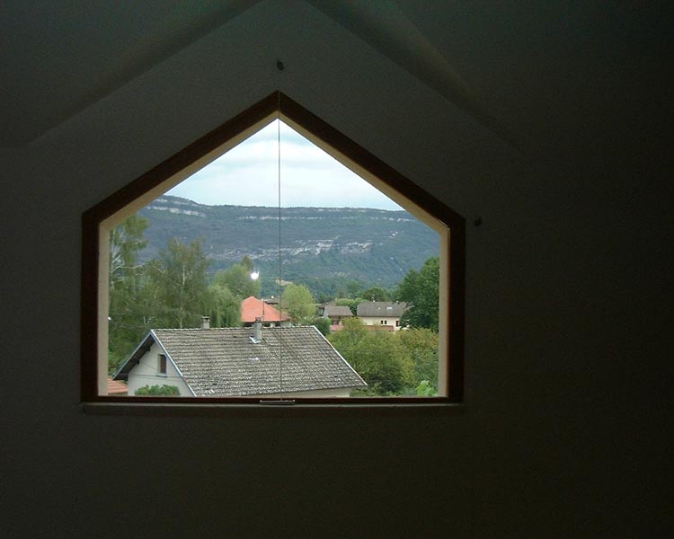 Store intérieur à enrouleur pour fenêtre triangulaire.